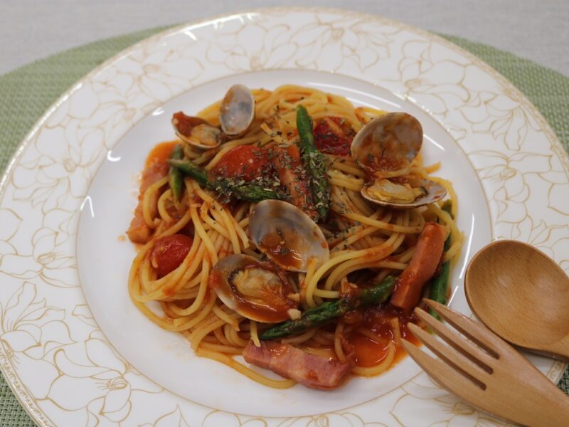 あさりとアスパラのトマトソースパスタ